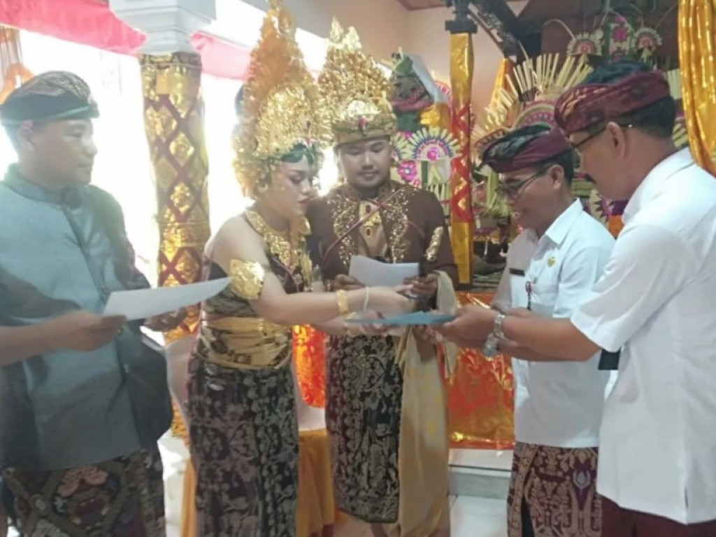Program Smartvillage, Kegiatan Penyerahan Kartu Keluarga, Akta Perkawinan dan Kartu Tanda Penduduk Baru di Banjar Pengilian Desa Dalung